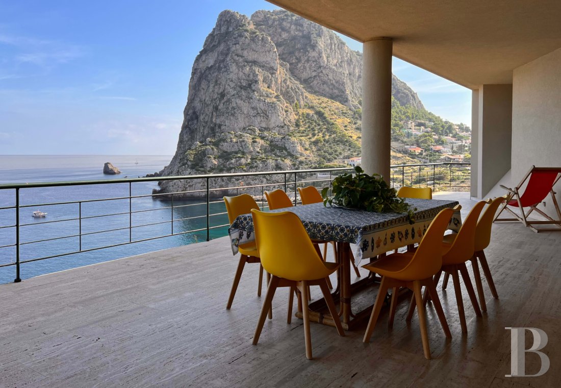 En Sicile, à l’est de Palerme, une maison d’inspiration moderniste en balcon sur la mer - photo  n°10